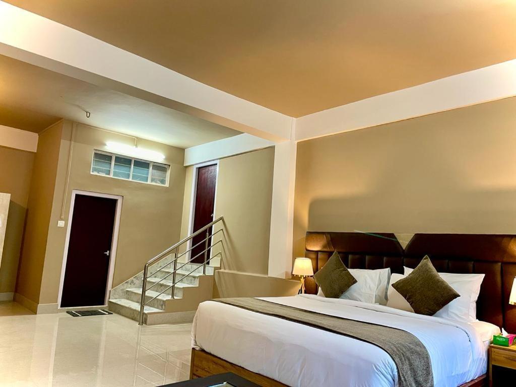 La Colline Resort Kohima Esterno foto
