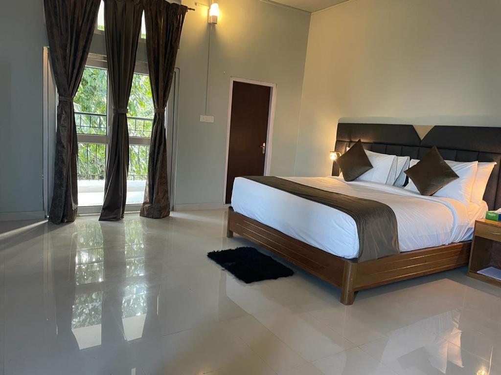 La Colline Resort Kohima Esterno foto